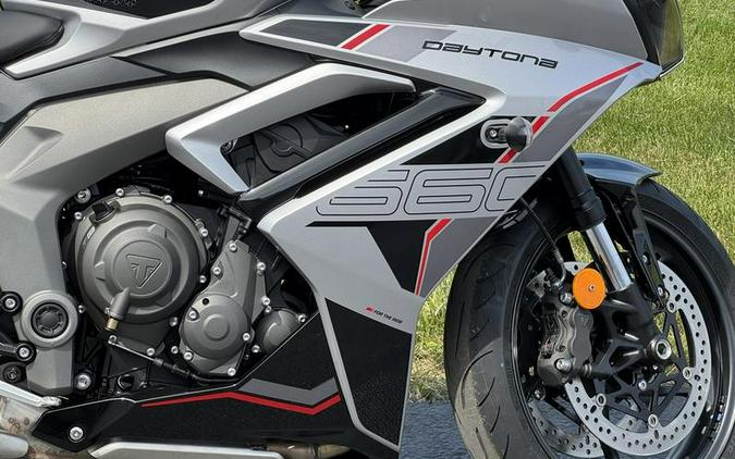 2026 Triumph Daytona 660 Aluminium Silver / Sapphire Black