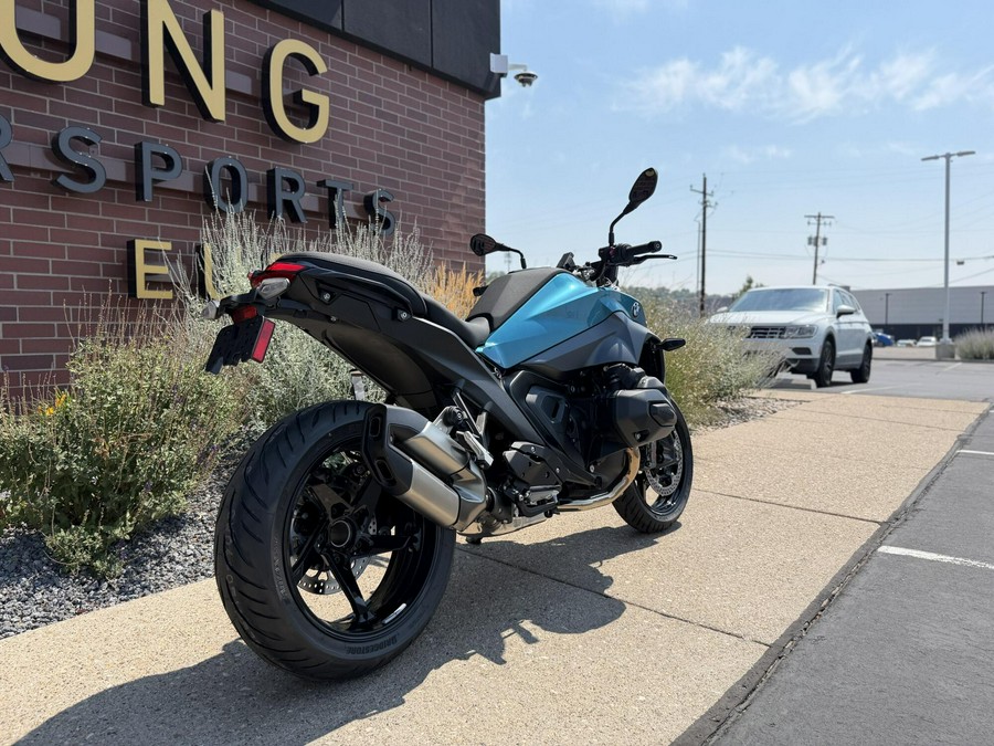 2026 BMW Motorrad R 1300 R BLUE