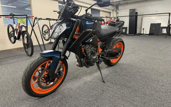 2022 KTM Duke 890 R