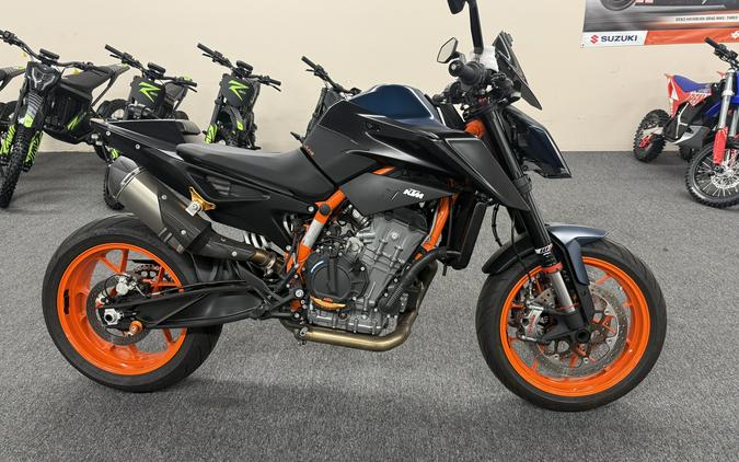 2022 KTM Duke 890 R