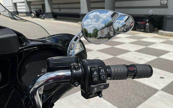 2022 Harley-Davidson® Ultra Limited Crimson/Black, Blue/Black (Black F)