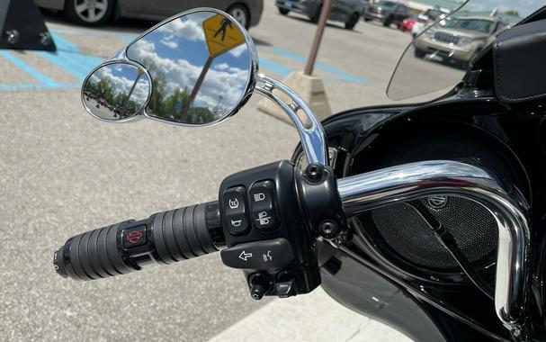 2022 Harley-Davidson® Ultra Limited Crimson/Black, Blue/Black (Black F)
