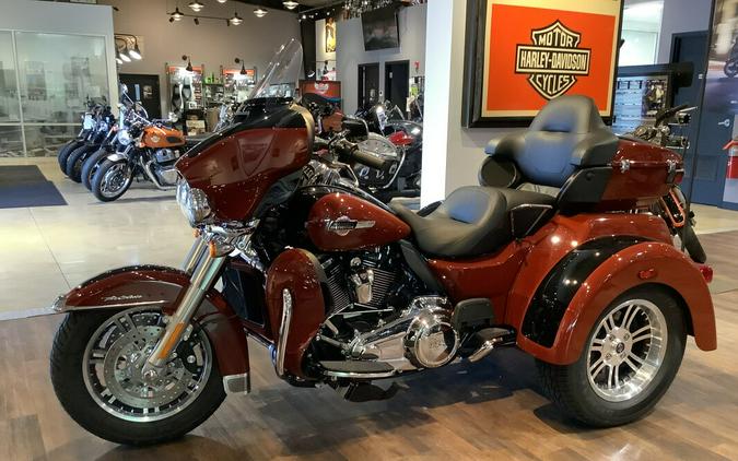 Harley-Davidson® Tri Glide® Ultra 2024 FLHTCUTG T25-24 RED ROCK/BLACK W/ PINST