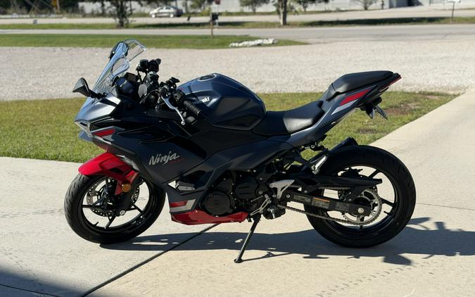 2026 KAWASAKI Ninja 500 SE ABS Metallic Matte Twilight Blue/Candy Persimmon Red - DA78559