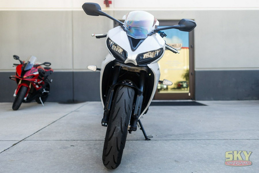 2025 Triumph Daytona 660 Snowdonia WhiteSapphire Black