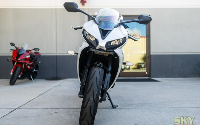 2025 Triumph Daytona 660 Snowdonia WhiteSapphire Black