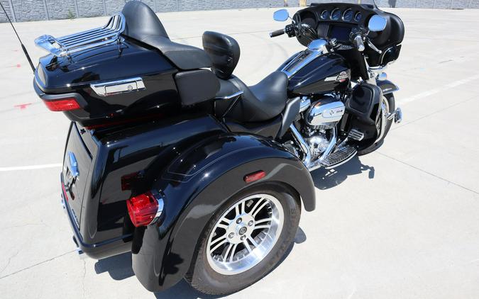 2022 Harley-Davidson Tri Glide Ultra Vivid Black