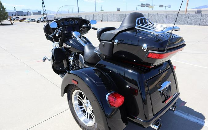2022 Harley-Davidson Tri Glide Ultra Vivid Black