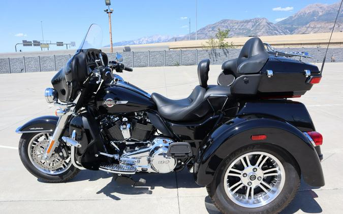 2022 Harley-Davidson Tri Glide Ultra Vivid Black