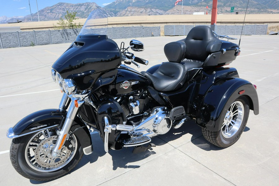 2022 Harley-Davidson Tri Glide Ultra Vivid Black