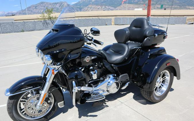 2022 Harley-Davidson Tri Glide Ultra Vivid Black