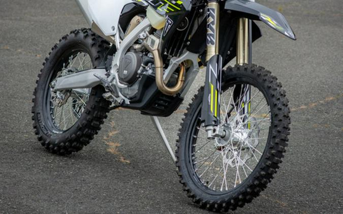 2026 Triumph TF 250-E Jet Black/Pure White