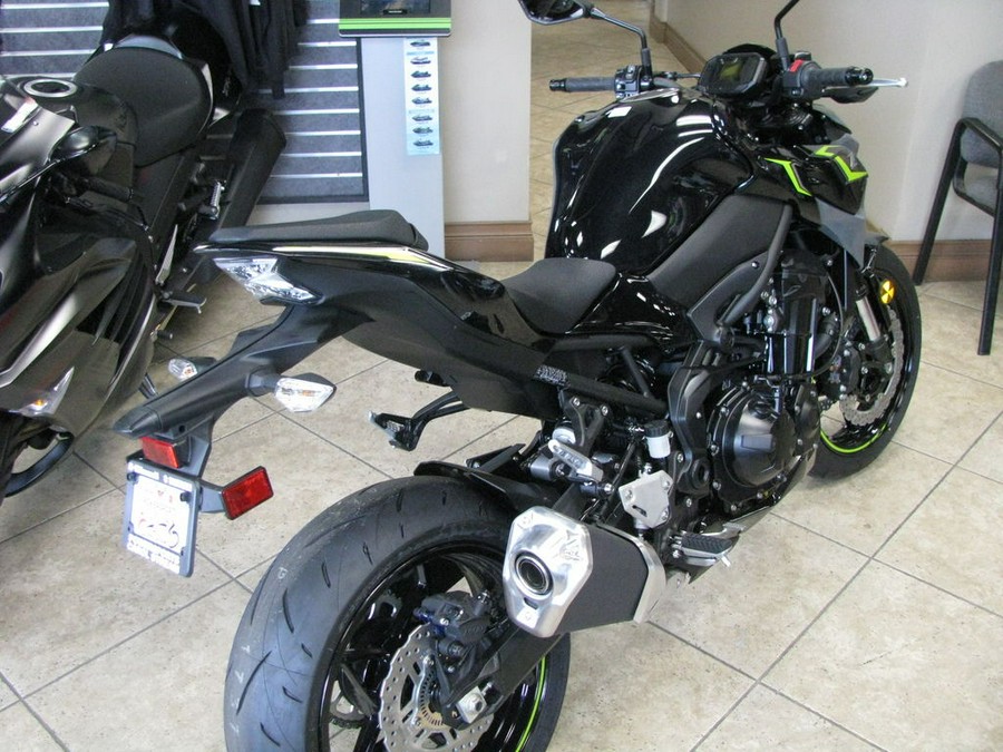 2024 Kawasaki Z900 ABS Metallic Spark Black/Metallic Matte Dark Gray