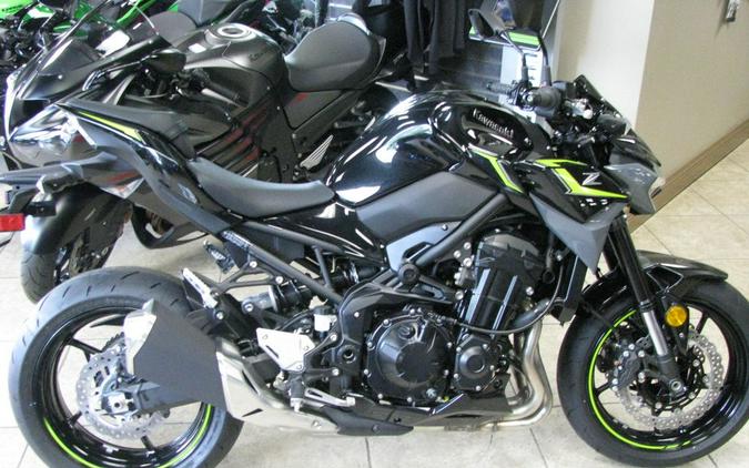 2024 Kawasaki Z900 ABS Metallic Spark Black/Metallic Matte Dark Gray