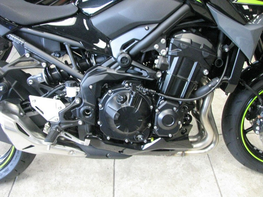 2024 Kawasaki Z900 ABS Metallic Spark Black/Metallic Matte Dark Gray