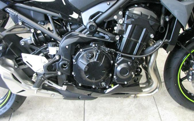 2024 Kawasaki Z900 ABS Metallic Spark Black/Metallic Matte Dark Gray