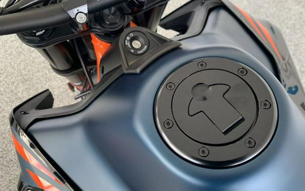 2023 KTM 890 DUKE R