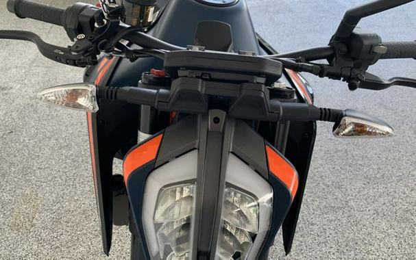 2023 KTM 890 DUKE R