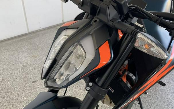 2023 KTM 890 DUKE R