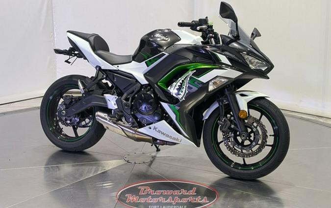 2022 Kawasaki Ninja 650 Pearl Robotic White/Metallic Carbon Gra