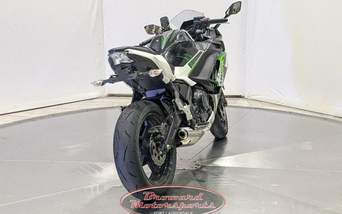 2022 Kawasaki Ninja 650 Pearl Robotic White/Metallic Carbon Gra