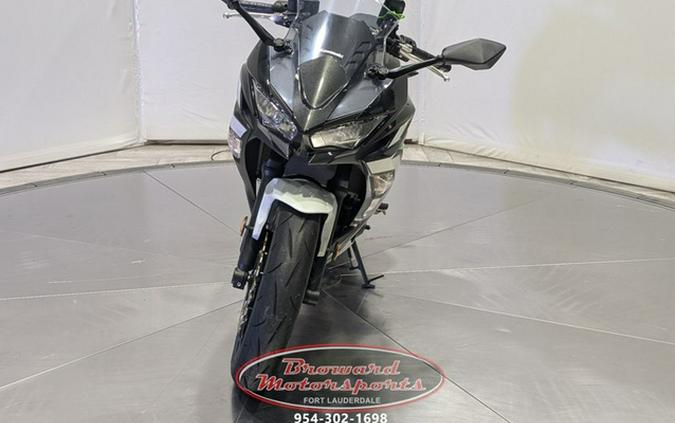 2022 Kawasaki Ninja 650 Pearl Robotic White/Metallic Carbon Gra