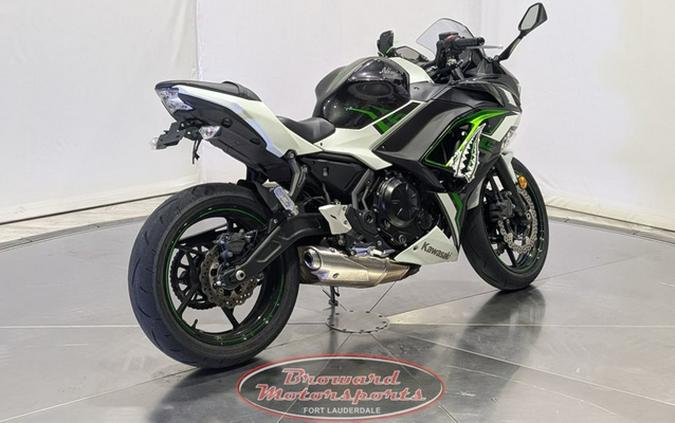 2022 Kawasaki Ninja 650 Pearl Robotic White/Metallic Carbon Gra