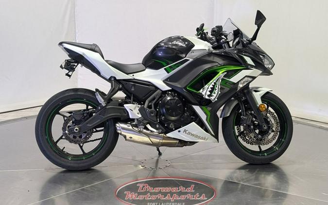 2022 Kawasaki Ninja 650 Pearl Robotic White/Metallic Carbon Gra