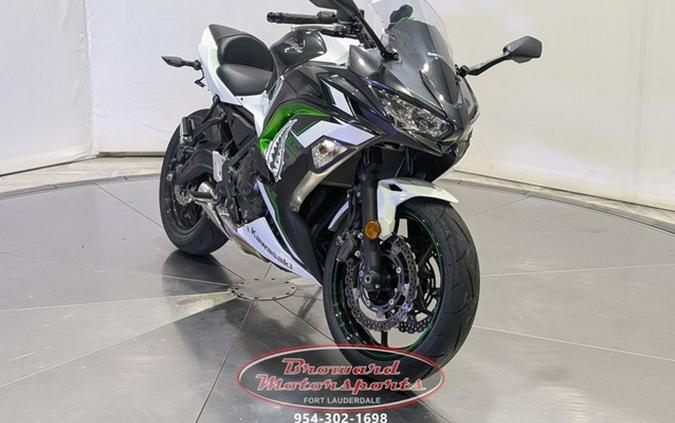 2022 Kawasaki Ninja 650 Pearl Robotic White/Metallic Carbon Gra