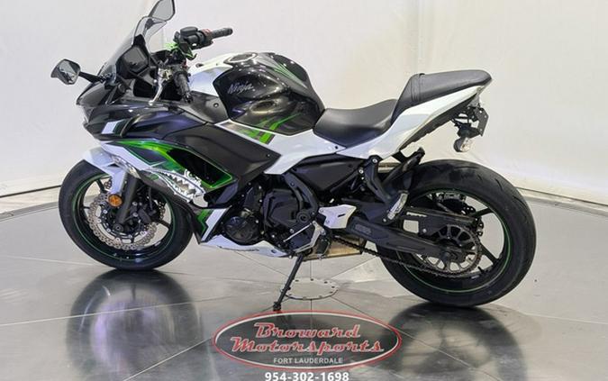 2022 Kawasaki Ninja 650 Pearl Robotic White/Metallic Carbon Gra