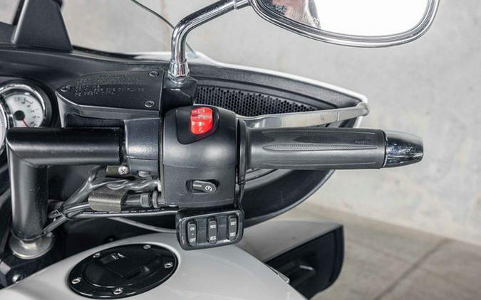 2016 Victory Motorcycles Cross Country Tour Two-Tone White Pearl and Gray Base