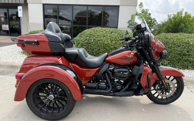 2025 Harley-Davidson Tri Glide Ultra Whiskey Fire / Vivid Black
