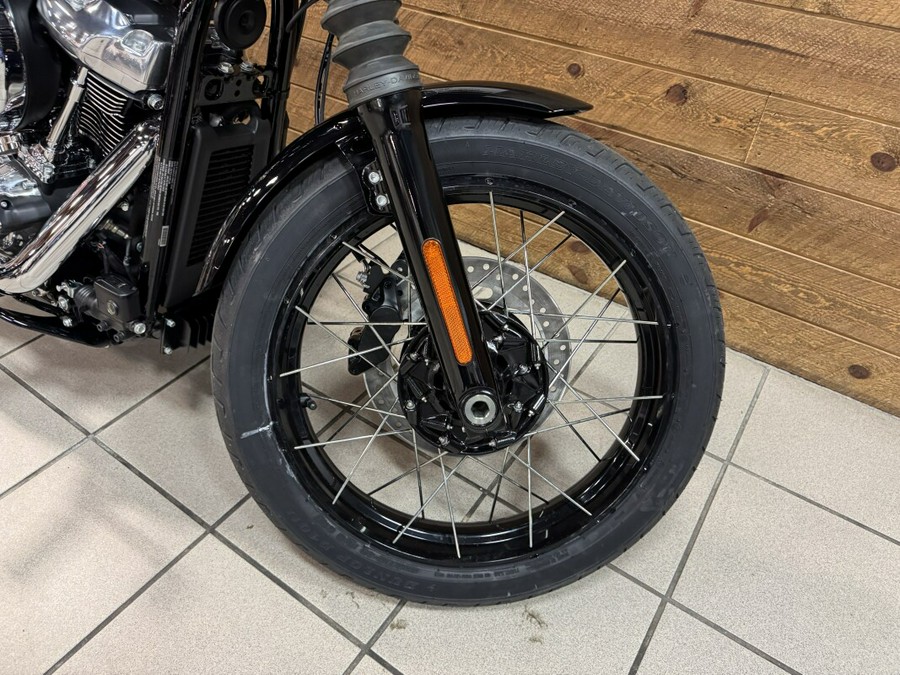 2026 Harley-Davidson® Street Bob® Vivid Black Chrome Laced Wheels FXBB