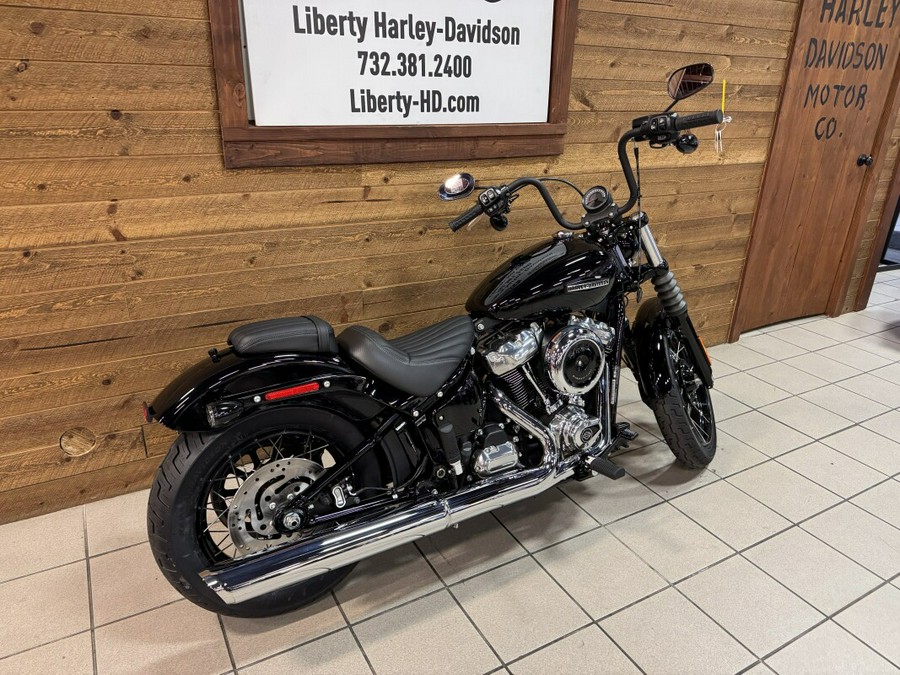 2026 Harley-Davidson® Street Bob® Vivid Black Chrome Laced Wheels FXBB