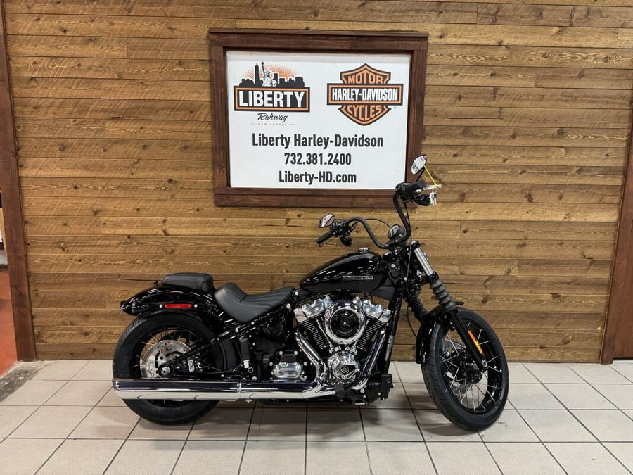 2026 Harley-Davidson® Street Bob® Vivid Black Chrome Laced Wheels FXBB