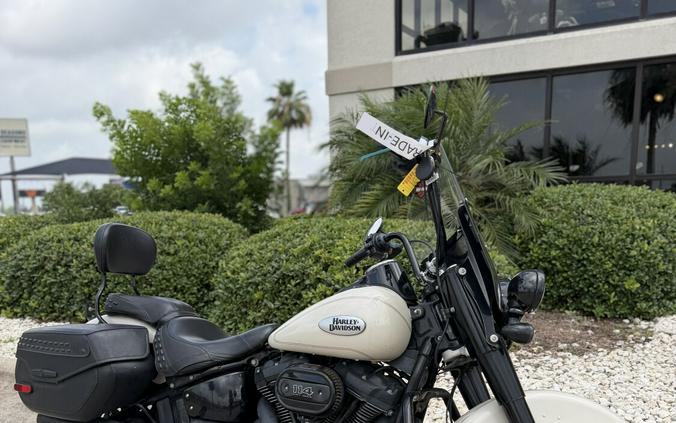2022 Harley-Davidson Heritage Classic 114 White Sand Pearl (Black Finish w/Cast Wheels)