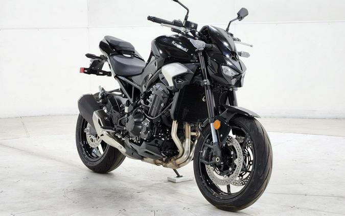 2025 Kawasaki Z900 ABS Metallic Spark Black/Metallic Carbon Gray