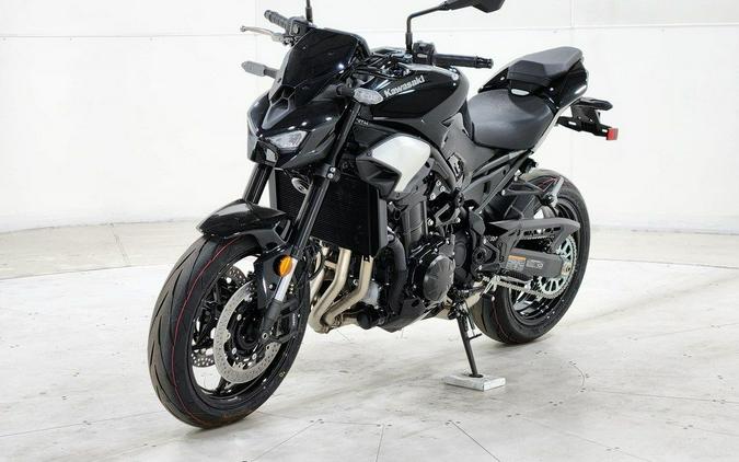 2025 Kawasaki Z900 ABS Metallic Spark Black/Metallic Carbon Gray