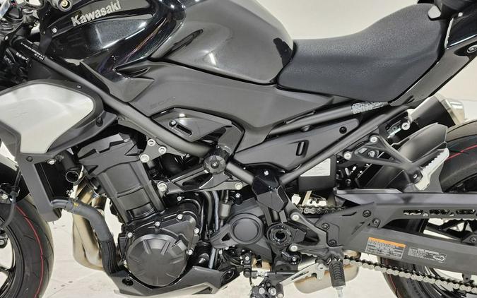 2025 Kawasaki Z900 ABS Metallic Spark Black/Metallic Carbon Gray