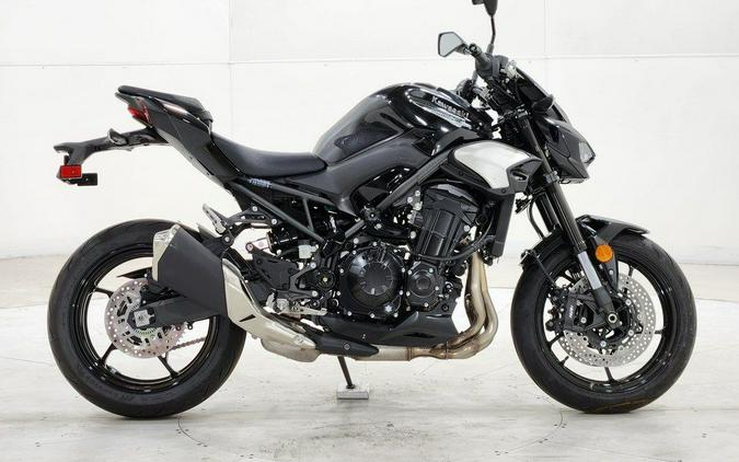 2025 Kawasaki Z900 ABS Metallic Spark Black/Metallic Carbon Gray
