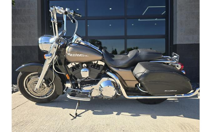 2004 ROAD KING CUSTOM - Harley-Davidson®