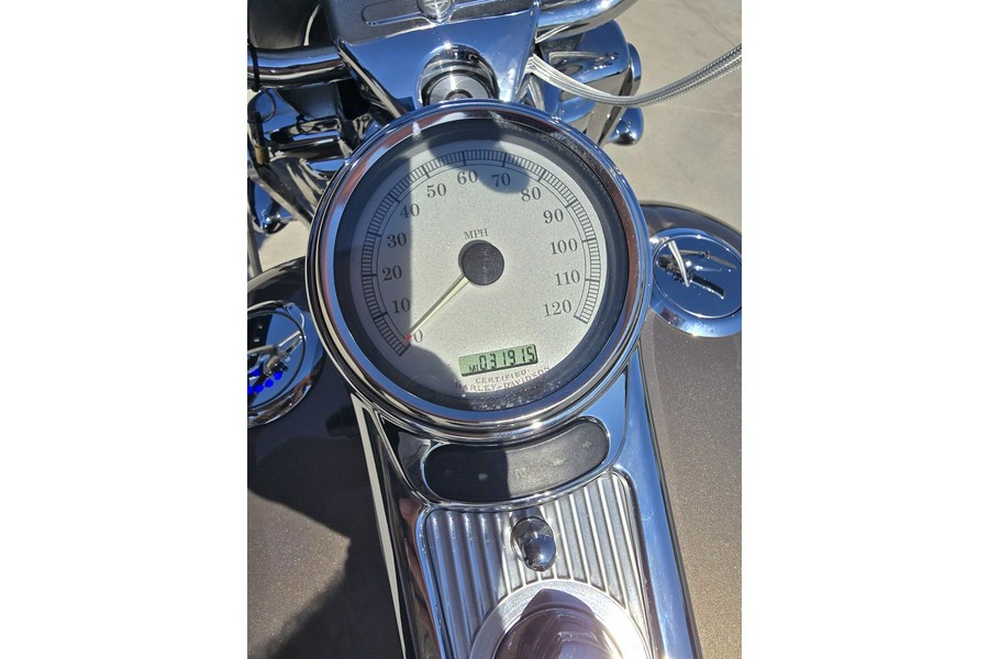 2004 ROAD KING CUSTOM - Harley-Davidson®