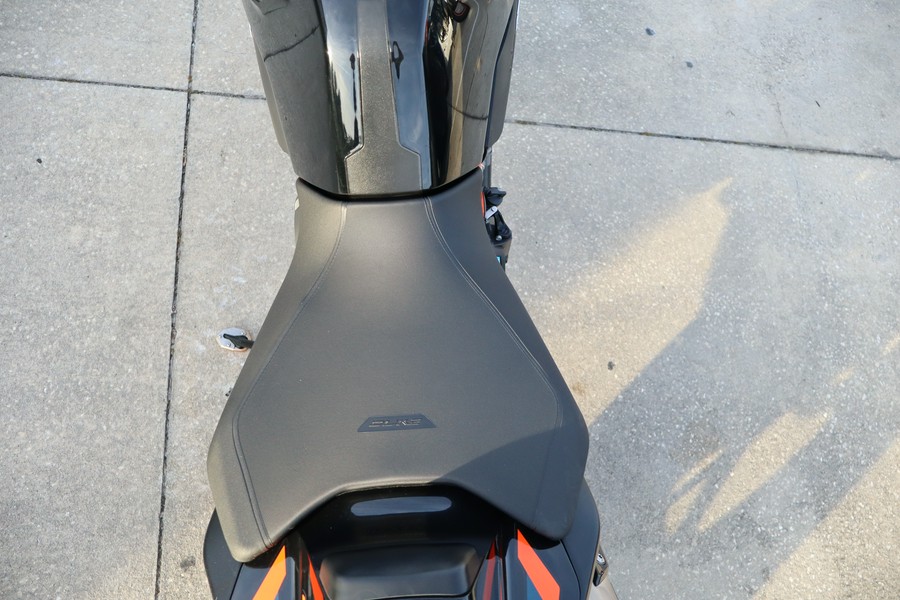 2023 KTM 890 Duke R