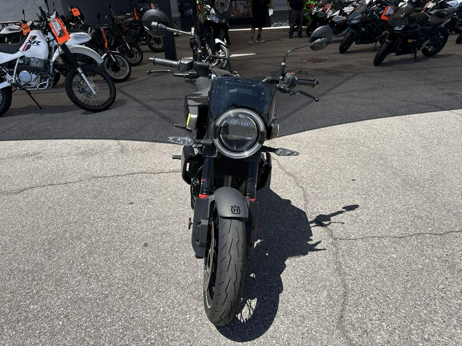 2024 Husqvarna SVARTPILEN 401