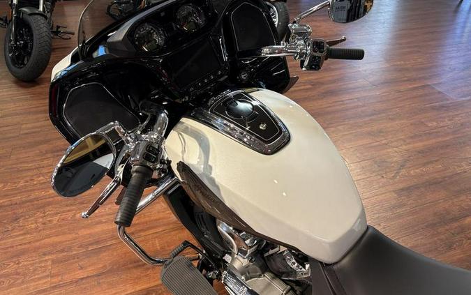 2025 Indian Motorcycle® Challenger® Limited 112 Ghost White Metallic with Black Metallic