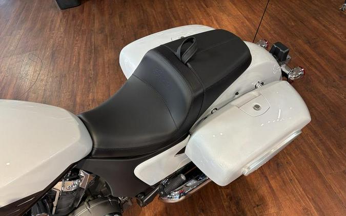 2025 Indian Motorcycle® Challenger® Limited 112 Ghost White Metallic with Black Metallic