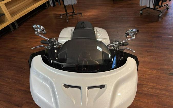 2025 Indian Motorcycle® Challenger® Limited 112 Ghost White Metallic with Black Metallic