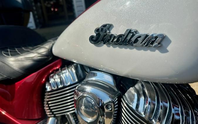 2020 Indian Motorcycle® Roadmaster® Icon Series Ruby Metallic/Pearl White
