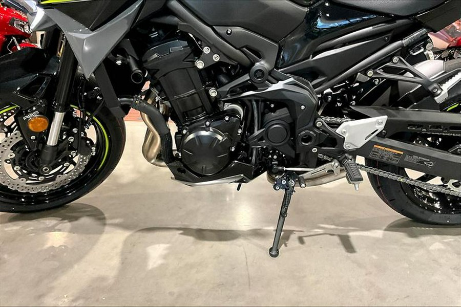 2024 Kawasaki Z900 ABS Metallic Spark Black/Metallic Matte Dark Gray