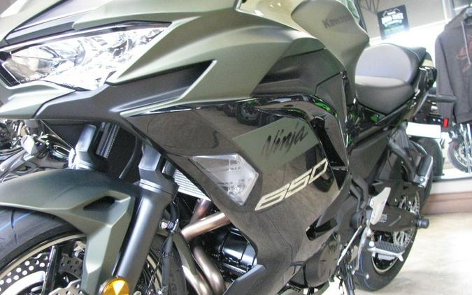 2024 Kawasaki Ninja® 650 Metallic Covert Green/Metallic Spark Black